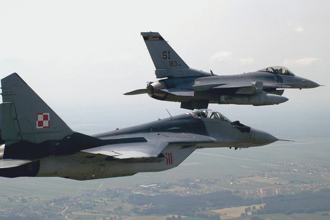 Illustrative image. US F-16 and Polish MiG-29 over Poland, 2005.