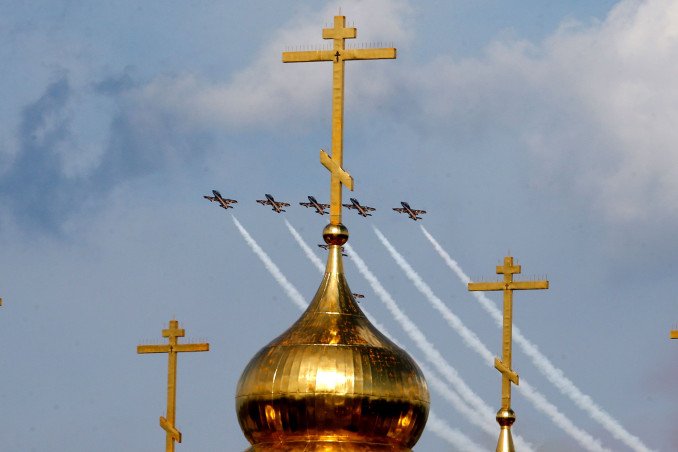El equipo acrobático Fursan Al Emarat de Emiratos Árabes Unidos realiza una exhibición aérea durante el salón MAKS 2017 cerca de Moscú.