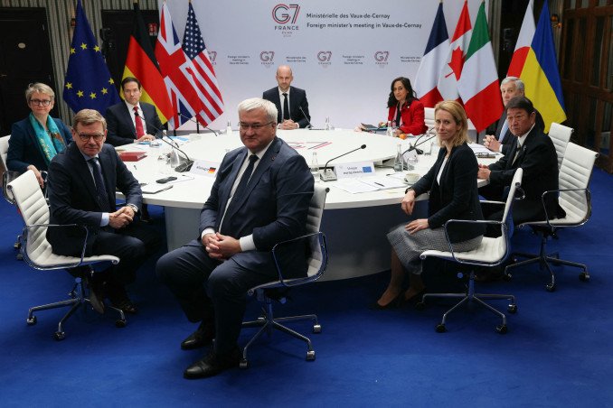 Los ministros de Asuntos Exteriores de los países del G7 conversan en los márgenes de la cumbre oficial celebrada en la localidad francesa de Évian.