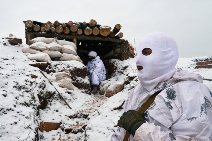 A Ukrainian soldier overlooks the front lines near the village of Luhanske in eastern Ukraine, February 12, 2018. (Photo: Roger Waleson/SOPA Images/LightRocket via Getty Images) White camouflage