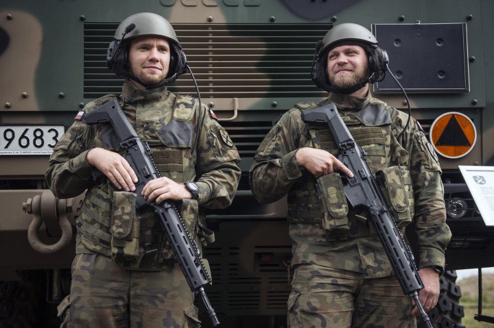 Polish servicemen with machine guns seen during military exercises of Poland and NATO allied countries. (Photo by Attila Husejnow/SOPA Images/LightRocket via Getty Images)