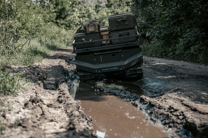 Plataforma logística robótica GEREON transportando cajas de suministros a lo largo de una ruta todoterreno en Ucrania. (Fuente: ARX Robotics)