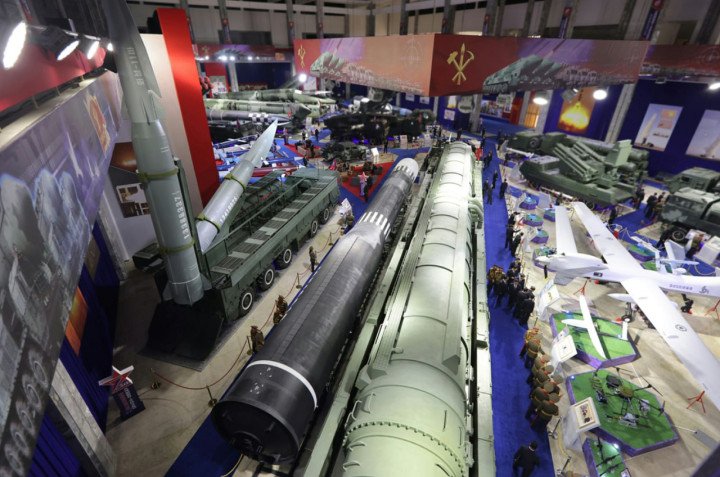 Misil Hwasong-11Ma expuesto desde el lado derecho durante la exposición en Corea del Norte. (Fuente: KCNA)