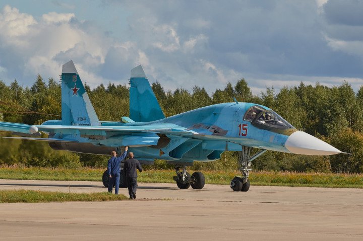 Russian technicians prepare a Su‑34 bomber on the runway during the Army‑2020 military aviation show at Kubinka airfield near Moscow. (Photo: Getty Images)
