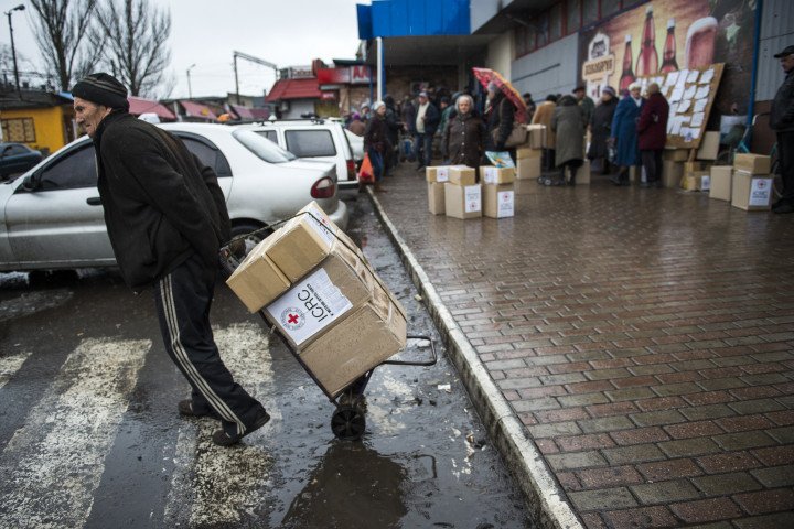 Un hombre arrastra un carrito con ayuda al salir de un centro de distribución de la Cruz Roja en Debáltseve el 20 de abril de 2015, en la autoproclamada República Popular de Donetsk (RPD). (Foto de ODD ANDERSEN / AFP vía Getty)