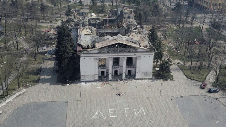 El teatro de Mariupol después del ataque ruso. «Niños» se puede ver escrito en frente del edificio. (Fuente: fuentes abiertas) El teatro de Mariupol después del ataque ruso. «Niños» se puede ver escrito en frente del edificio. (Fuente: fuentes abiertas)