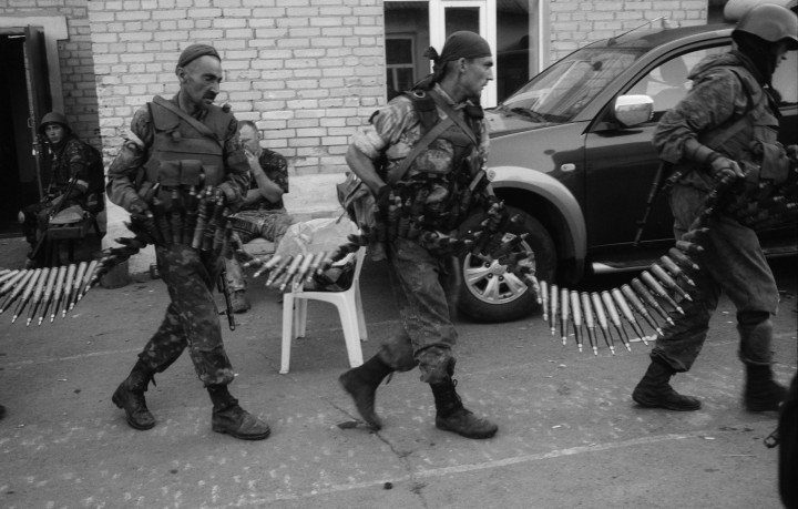 Ukrainian Armed Forces fighters prepare ammunition during street fighting in Ilovaisk. August 20, 2014. Photo: Oleksandr Glyadyelov 