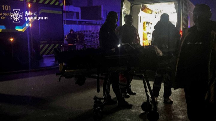 Los trabajadores de emergencia suben a una persona herida a una ambulancia durante las labores de evacuación en Vyshhorod después de que un edificio residencial resultara dañado en un ataque ruso nocturno. (Fuente: DSNS Región de Kyiv)