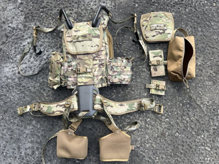Components of the “Gyurza-1” passive exoskeleton system laid out, including support frame, straps, and modular elements for integration with gear. (Source: Defense Express)