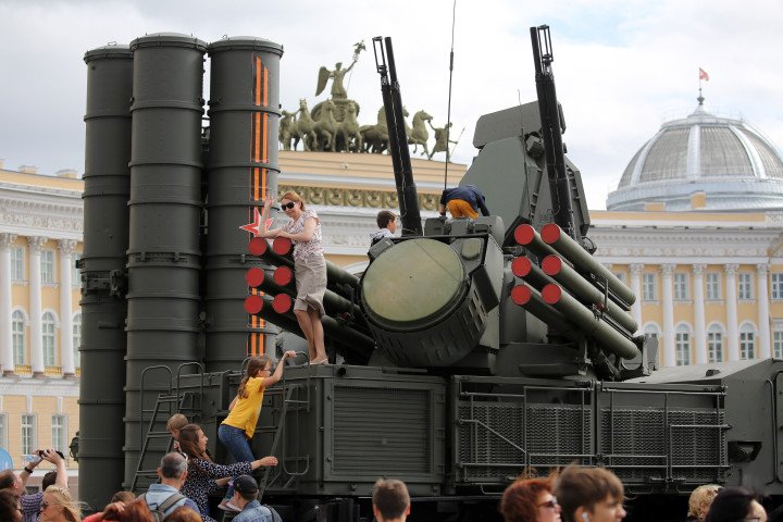 Russian Pantsir-S1 and S-400 Triumph air defense systems displayed on Palace Square during Russia’s Navy Day celebrations in St. Petersburg on July 28, 2019. (Source: Getty Images)