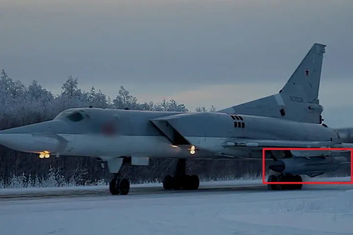 Un bombardero ruso Tu-22M3 rueda por una pista nevada, con un gran misil de crucero Kh-22/Kh-32 bajo su fuselaje. (Fuente: Ministerio de Defensa ruso)