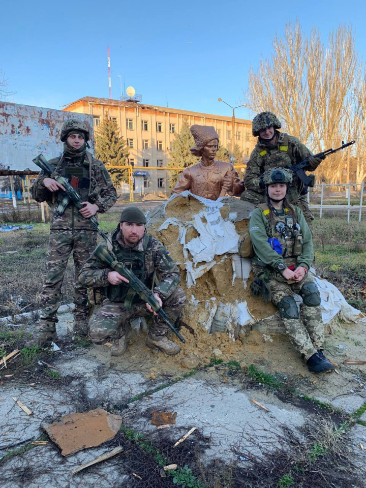 Eva with her fellow service members in Huliapole. (Source: Personal archive) Eva with her fellow service members in Huliapole. (Source: Personal archive)