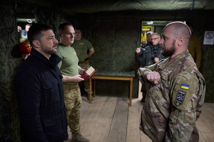 Ukrainian President speaks with a soldier from the 4th Operational Brigade “Rubizh” at their command post on the Dobropillia front on November 4. (Source: Volodymyr Zelenskyy)