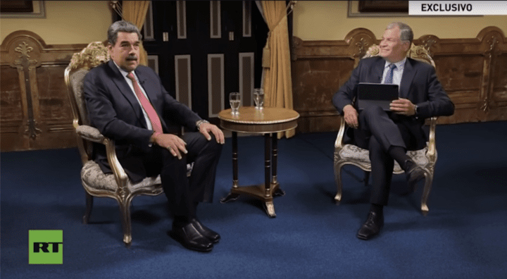 El expresidente venezolano Correa entrevistando a Maduro, líder de Venezuela, en septiembre de 2025. (Fuente: RT)