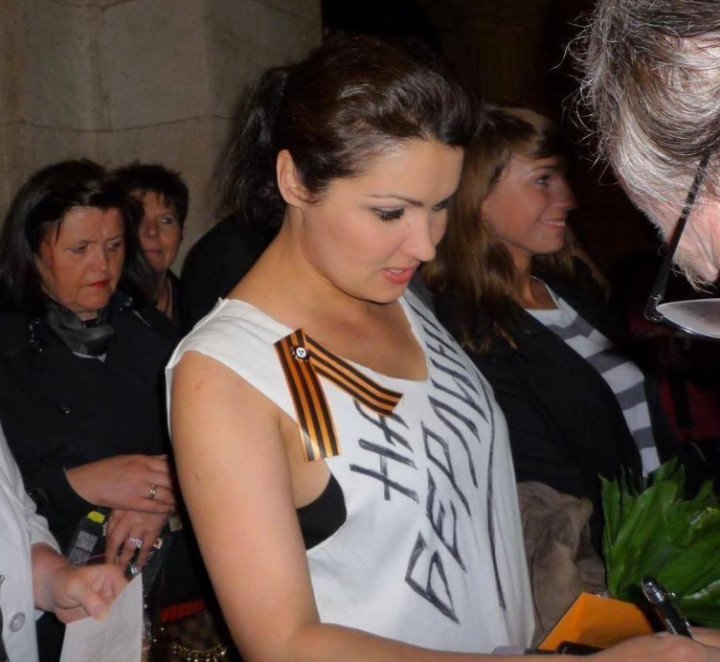 Netrebko wore a T-shirt bearing the slogan “To Berlin!” along with a black-and-orange St. George ribbon, a key emblem of the Kremlin’s contemporary military nationalism.