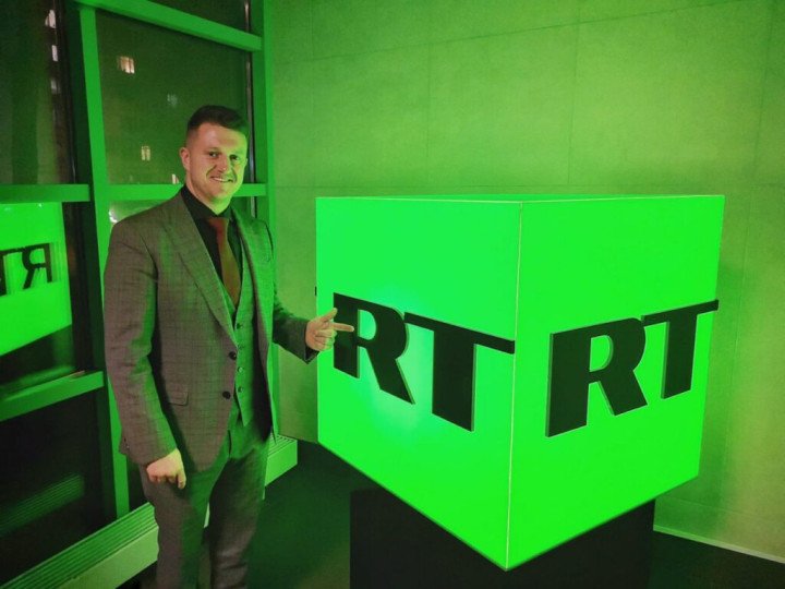 Stephen Lennon (alias Tommy Robinson), ex hooligan británico, agresor convicto y activista de extrema derecha, en la sede de RT, Moscú, 2020. (Fuente: medios rusos)