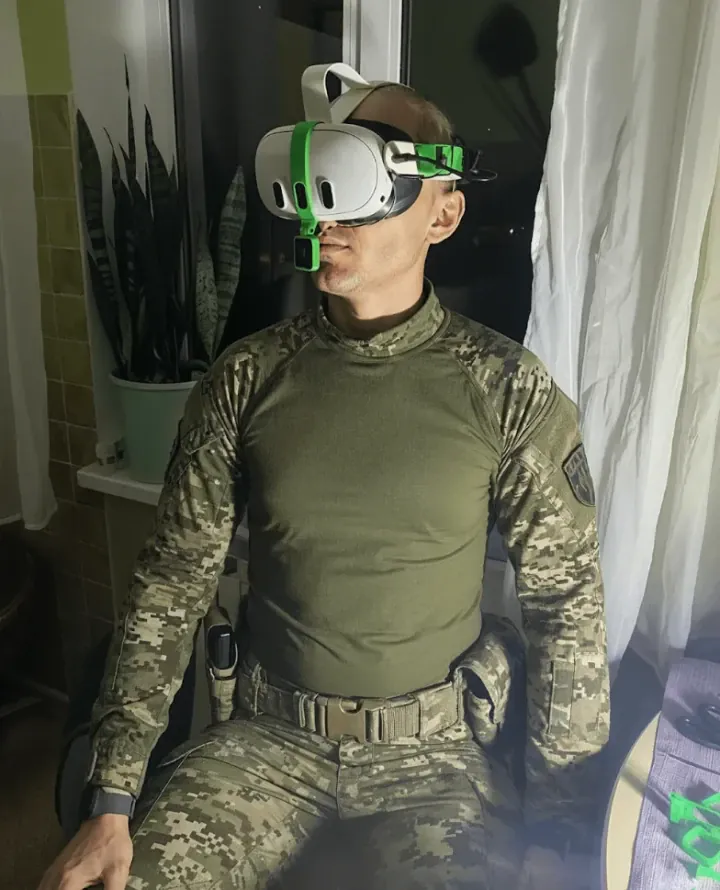 Ukrainian soldier participates in the “Path to Peace” VR therapy program aimed at reducing stress and supporting psychological recovery for military personnel and veterans. (Source: Project authors)