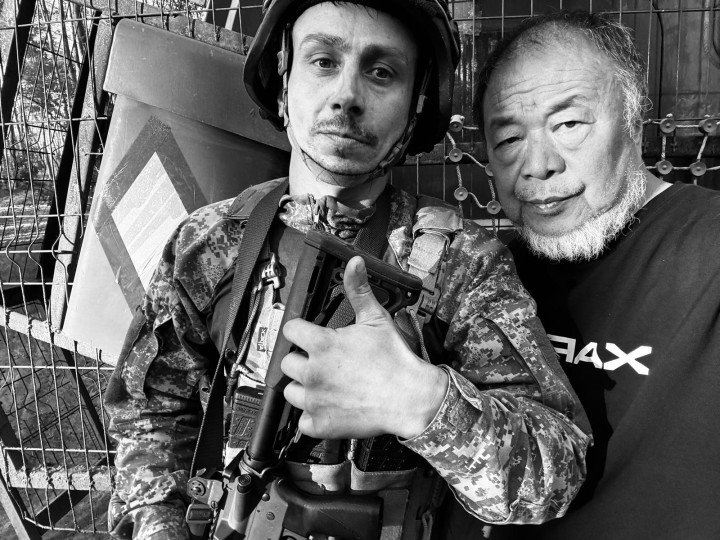 The Chinese artist with a soldier in Ukraine’s 13th “Khartiia” Brigade. (Image: Courtesy of Ai Weiwei) The Chinese artist with a soldier in Ukraine’s 13th “Khartiia” Brigade. (Image: Courtesy of Ai Weiwei)