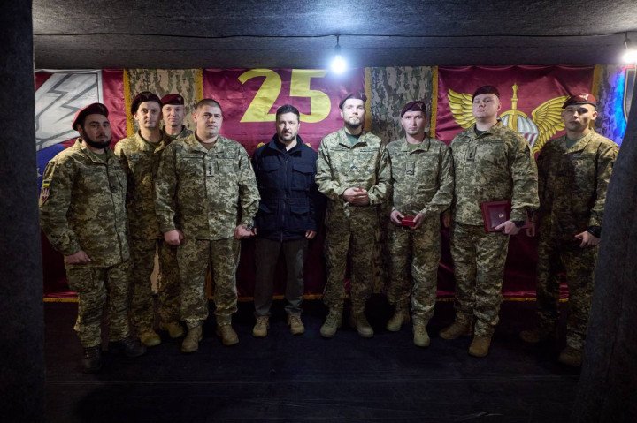 President Zelenskyy poses with soldiers of the 25th Separate Dnieper Airborne Brigade near Pokrovsk after awarding state honors and discussing frontline operations. (Source: Volodymyr Zelenskyy)