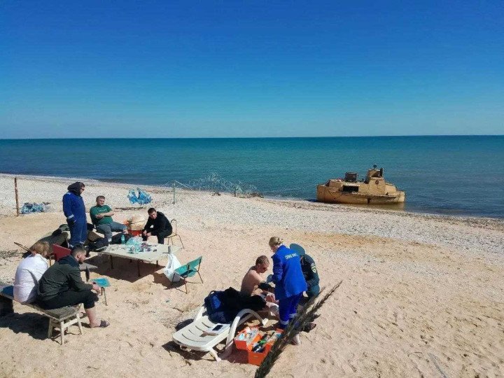 Russian medics assist crew members of the Volgo-Balt vessel. (Source: Volodymyr Saldo) Russian medics assist crew members of the Volgo-Balt vessel. (Source: Volodymyr Saldo)