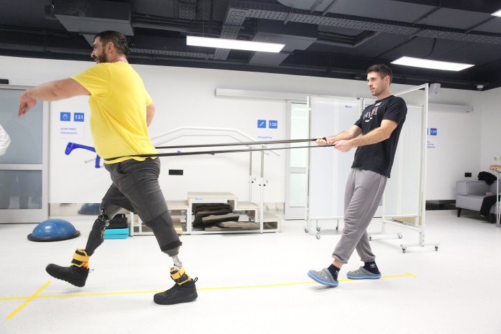 Petro, ex militar, está recibiendo fisioterapia para aprender a caminar con sus dos nuevas prótesis. (Fuente: Marco V. Pereira @MVPicsss) Petro, ex militar, está recibiendo fisioterapia para aprender a caminar con sus dos nuevas prótesis. (Fuente: Marco V. Pereira @MVPicsss)
