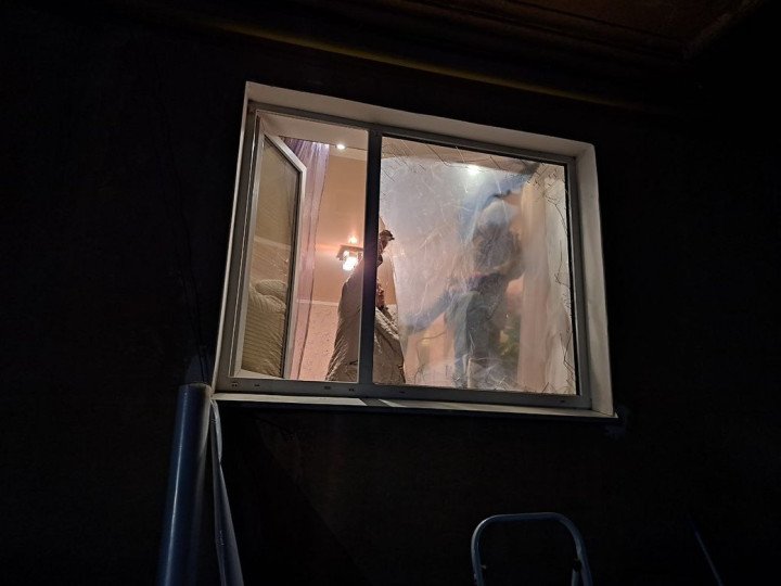 Residents of neighboring buildings, whose windows were shattered by the blast wave, are covering them with plastic sheeting. Ozerne, Zhytomyr region, April 10, 2025. (Source: Suspilne Zhytomyr) Residents of neighboring buildings, whose windows were shattered by the blast wave, are covering them with plastic sheeting. Ozerne, Zhytomyr region, April 10, 2025. (Source: Suspilne Zhytomyr)