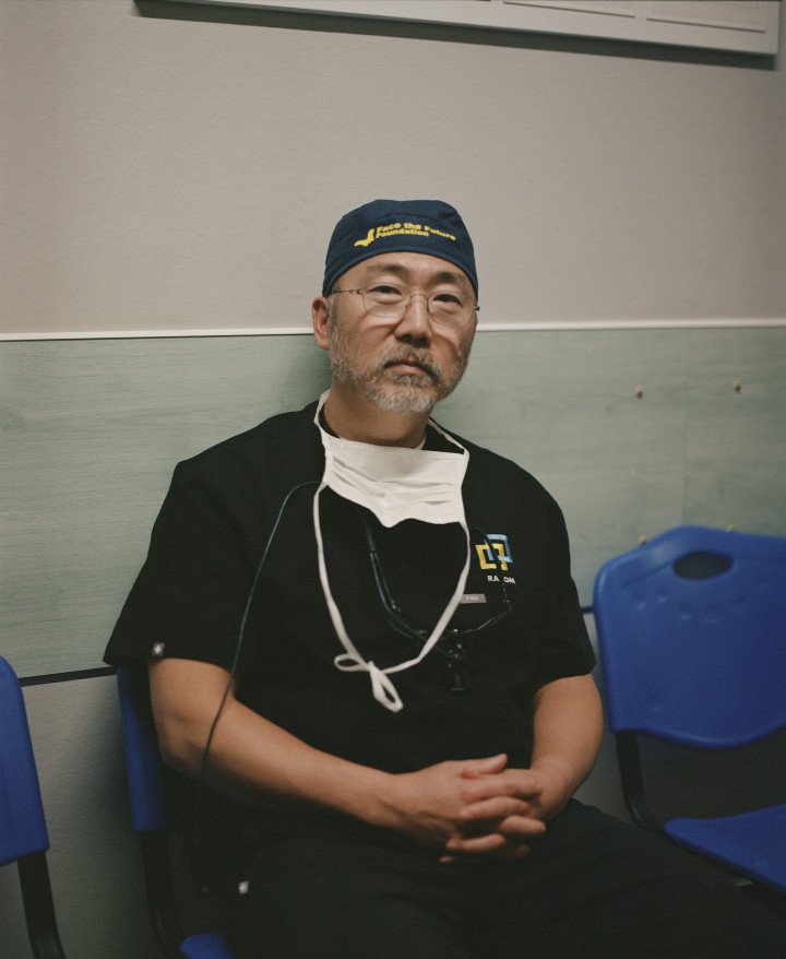 Dr. Raymond Cho, cirujano oculoplástico de la Universidad Estatal de Ohio en Columbus. Durante más de 20 años sirvió como médico en servicio activo en el Ejército de los Estados Unidos. Foto: Josh Olley/ UNITED24 Media