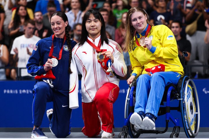 Bronze medalist Ukraine's Anna Hontar, silver medalist US' Ellie Marks, gold medalist China's Yuyan Jiang celebrate on the podium of the women's S6 50m freestyle swimming event during the Paris 2024 Paralympic Games on August 29, 2024. (Source: Getty Images)