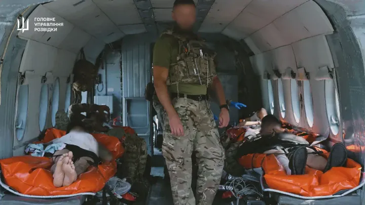 Inside a Ukrainian military intelligence helicopter during evacuation of wounded personnel. (Source: HUR)