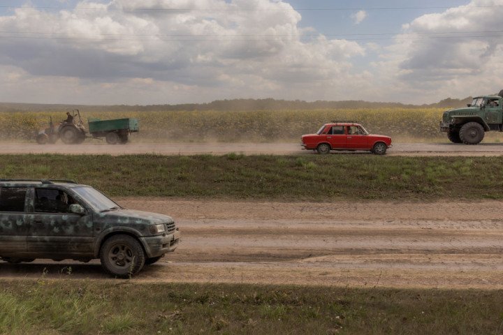 Ukrainian military vehicles and civilian cars drive past fields of sunflowers in the Sumy region, near the border with Russia, on August 11, 2024, amid the Russian invasion of Ukraine. (Source: Getty Images) Ukrainian military vehicles and civilian cars drive past fields of sunflowers in the Sumy region, near the border with Russia, on August 11, 2024, amid the Russian invasion of Ukraine. (Source: Getty Images)