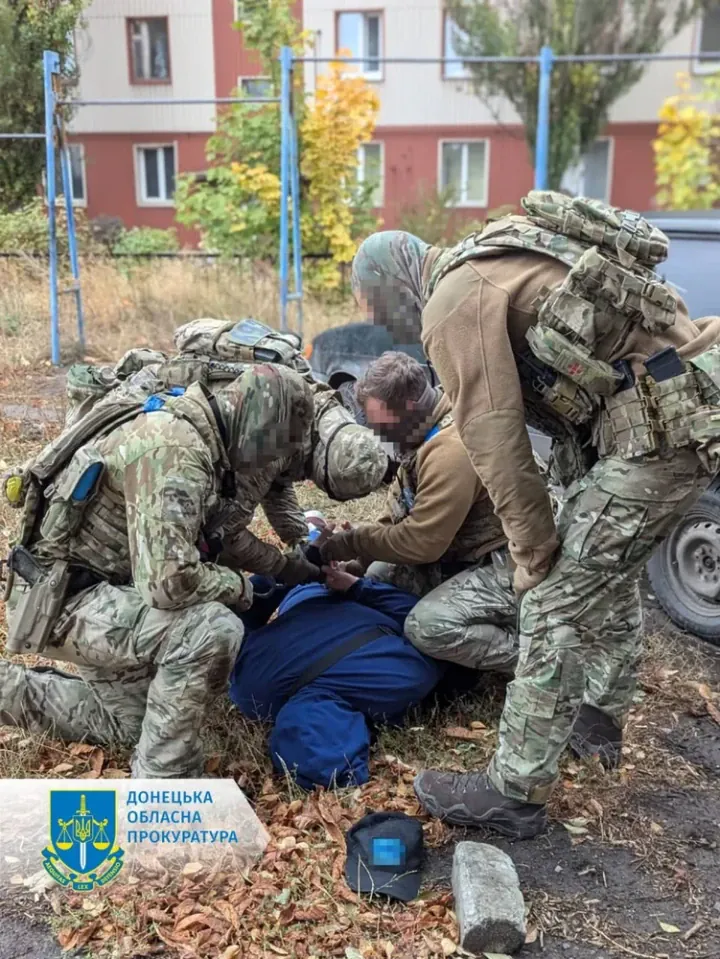 The photo captures the moment the Security Service of Ukraine apprehends an FSB agent who was working as a volunteer for the United Nations World Food Programme. (Source: Donetsk regional prosecutor’s office) The photo captures the moment the Security Service of Ukraine apprehends an FSB agent who was working as a volunteer for the United Nations World Food Programme. (Source: Donetsk regional prosecutor’s office)