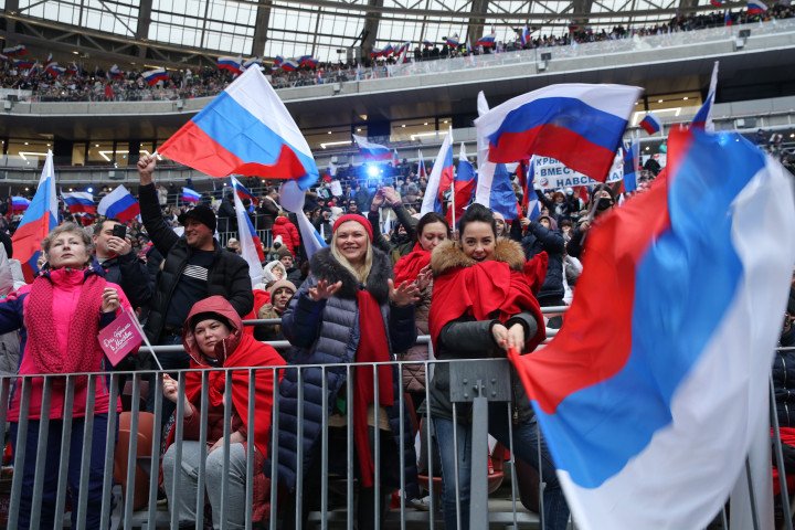 Personas asisten a un concierto conmemorativo del séptimo aniversario del intento ilegal de anexión de Crimea por parte de Rusia, el 18 de marzo de 2021, en Moscú, Rusia. (Foto de Mikhail Svetlov/Getty Images)