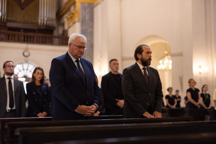 Acting Foreign Minister Andrii Sybiha and Poland’s Chargé d’Affaires in Ukraine Piotr Łukasiewicz attend the farewell ceremony for Polish volunteer Marek Rusek-Wolski in Kyiv. (Photo: UNITED24 Media/Vic Bakin)