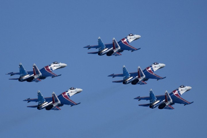 Sukhoi Su-35S fighter jets perform during the International Military-Technical Forum “Army 2022” at the Kubinka training ground near Moscow, Russia, on August 17, 2022. (Source: Getty Images) Sukhoi Su-35S fighter jets perform during the International Military-Technical Forum “Army 2022” at the Kubinka training ground near Moscow, Russia, on August 17, 2022. (Source: Getty Images)