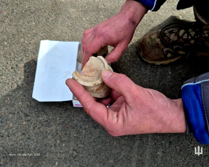 Soldiers carefully examine a pottery fragment before transferring it to the Mykolaiv museum for further analysis. (Source: 123 Territorial Defense Brigade) Soldiers carefully examine a pottery fragment before transferring it to the Mykolaiv museum for further analysis. (Source: 123 Territorial Defense Brigade)