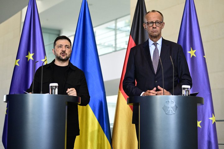 13 August 2025, Berlín: German Chancellor Friedrich Merz (right) and Ukrainian President Volodymir Zelensky (left) give an account of the video conference with the leaders of other European countries and then with US President Donald Trump. This meeting takes place before the meeting between Trump and Russian President Vladimir Putin in Alaska this Friday, against the background of the Russian war of aggression in Ukraine. (Photo by Fabian Sommer/picture alliance via Getty Images)