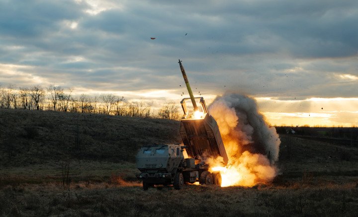 A Ukrainian M142 HIMARS launches a rocket during a strike on Russian positions. (Source: Getty Images)