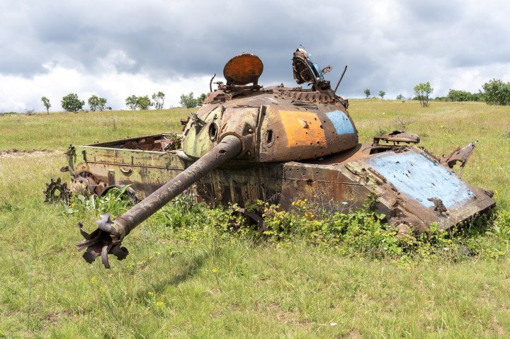 Antiguo tanque ruso T-54 destruido en un campo de hierba. Fuente: Getty Antiguo tanque ruso T-54 destruido en un campo de hierba. Fuente: Getty