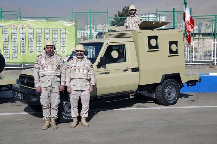 Soldados iraníes posan frente a un vehículo blindado ligero durante una presentación de nuevo equipamiento para las fuerzas de protección fronteriza. (Fuente: Yuri Lyamin)