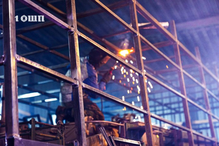 Ukrainian technician welds metal anti-drone framework onto an Abrams tank during field adaptation process. (Source: 1st Separate Assault Regiment) Ukrainian technician welds metal anti-drone framework onto an Abrams tank during field adaptation process. (Source: 1st Separate Assault Regiment)