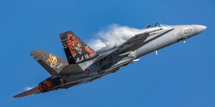 Un caza EF-18M Hornet del Ala 15 del Ejército del Aire y del Espacio de España, desplegado en la misión Baltic Air Policing de la OTAN en la base aérea de Šiauliai, Lituania. (Foto: Defense and Aviation)