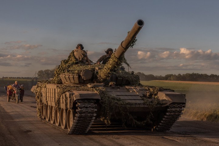 Soldados ucranianos operan un tanque T-72 de fabricación soviética en la región de Sumy, cerca de la frontera con Rusia, el 12 de agosto de 2024. (Fuente: Getty Images)