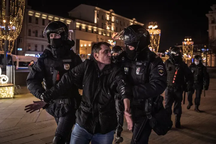 Un manifestante contra la guerra en Moscú es tratado con dureza por la policía en 2022 por protestar contra la guerra de Rusia en Ucrania. (Fuente: New York Times) Un manifestante contra la guerra en Moscú es tratado con dureza por la policía en 2022 por protestar contra la guerra de Rusia en Ucrania. (Fuente: New York Times)