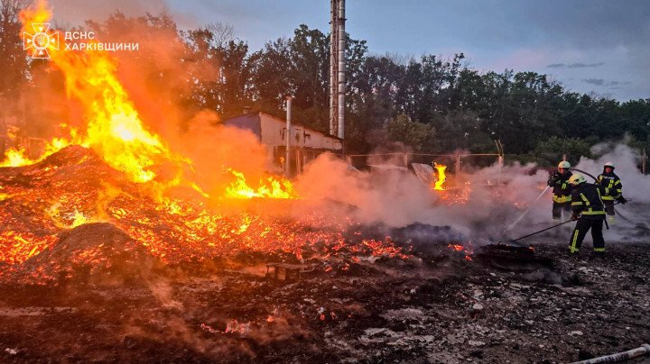 Un bombero trabaja frente a un gran incendio en la región de Kharkiv tras el ataque ruso del 2 de junio de 2026. Las autoridades reportaron daños en viviendas, garajes, vehículos y otros objetos civiles. (Fuente: DSNS Kharkiv) Bombero frente a un gran incendio en la región de Kharkiv tras un ataque ruso contra infraestructura civil.