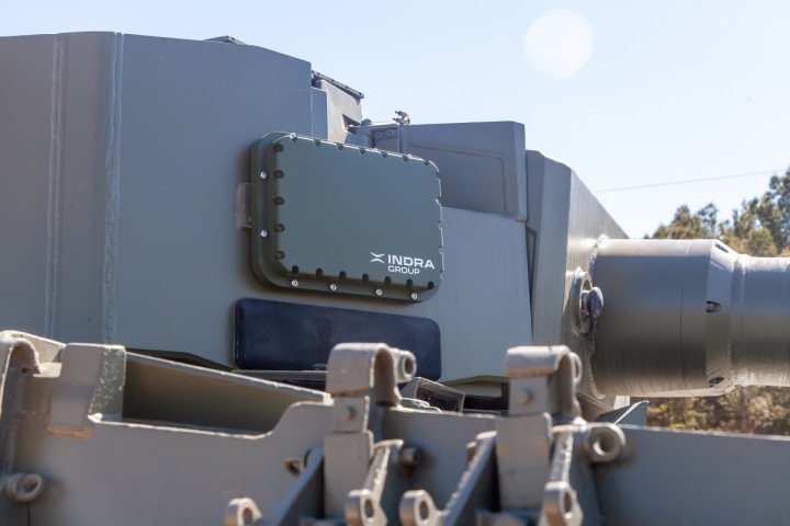 Radar NEMUS de Indra integrado en un vehículo blindado, diseñado para detectar amenazas aéreas como drones en el campo de batalla. (Foto: Indra Group) Radar NEMUS de Indra integrado en un vehículo blindado, diseñado para detectar amenazas aéreas como drones en el campo de batalla. (Foto: Indra Group)