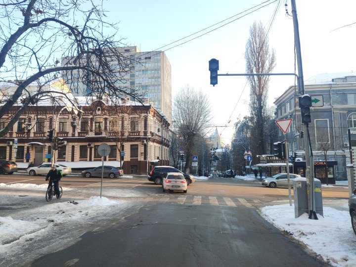With the traffic lights out in this part of town, the drivers were moving with an almost hive-like coordination. January 2026, Kyiv, Ukraine. (Photo: UNITED24 Media) Power outages caused by Russian attacks on civilian insfrastructure