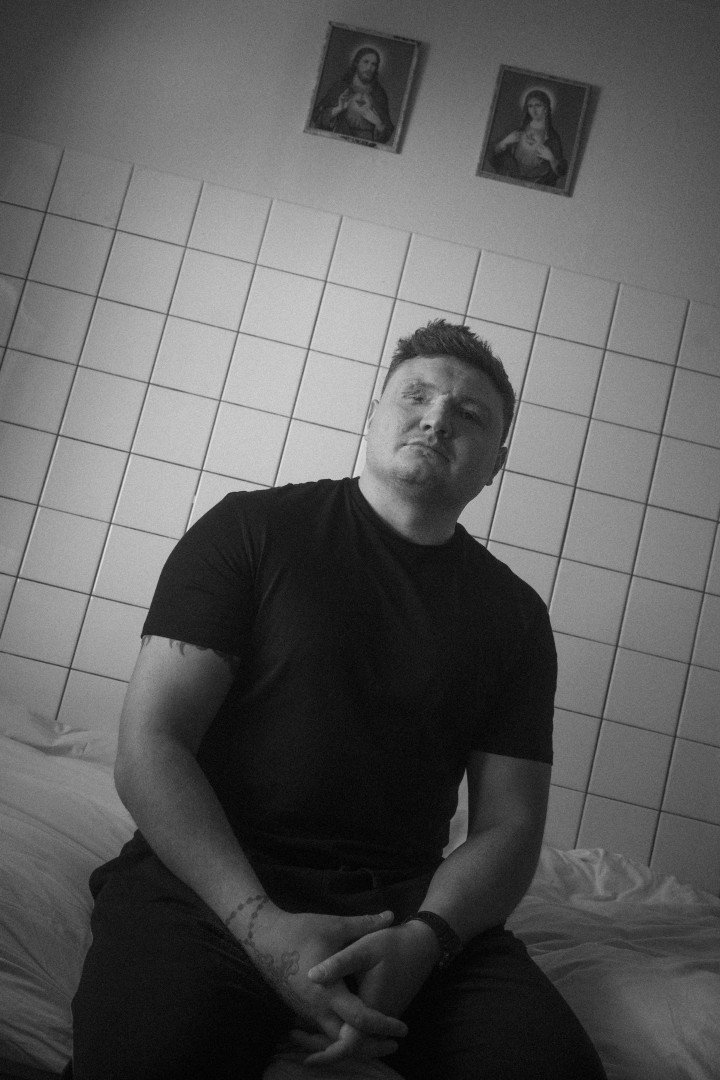 Vitalii Veres es uno de los pacientes de la misión médica "Enfrenta el Futuro". En este programa, un equipo de cirujanos canadienses y estadounidenses ayuda a soldados y civiles que han sufrido lesiones graves en la cabeza y el cuello como consecuencia de los combates. Foto: Josh Olley/ UNITED24 Media