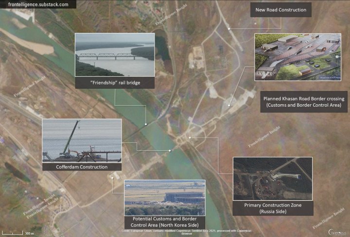 Imagen satelital anotada que destaca la construcción de una nueva carretera cerca del puente ferroviario existente, con imágenes de la terminal aduanera planificada de Khasan y las obras de construcción del ataguía en curso al otro lado del río. (Fuente: Frontelligence Insight)