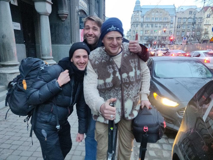 Antoni Lallican (izq.) y Philip Malzahn (der.) tras su llegada a Ucrania en marzo de 2022. Foto: Philip Malzahn/UNITED24 Media