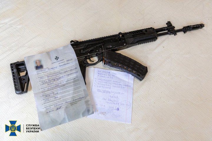 An assault rifle, handwritten notes, and personal documents, seized by the SBU officers. (Source: SBU) An assault rifle, handwritten notes, and personal documents, seized by the SBU officers. (Source: SBU)